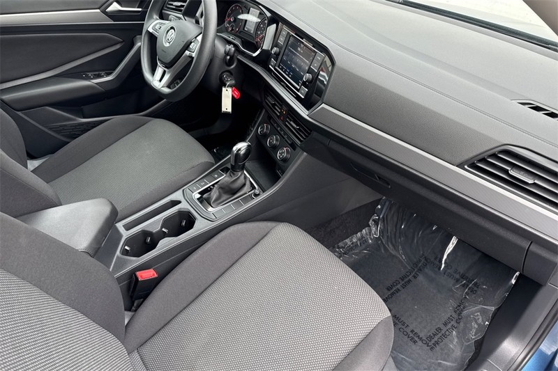 Volkswagen Jetta Vehicle Full-screen Gallery Image 15