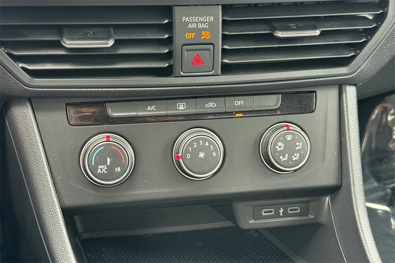 Volkswagen Jetta Vehicle Full-screen Gallery Image 19