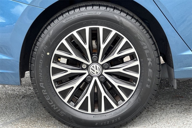 Volkswagen Jetta Vehicle Full-screen Gallery Image 24