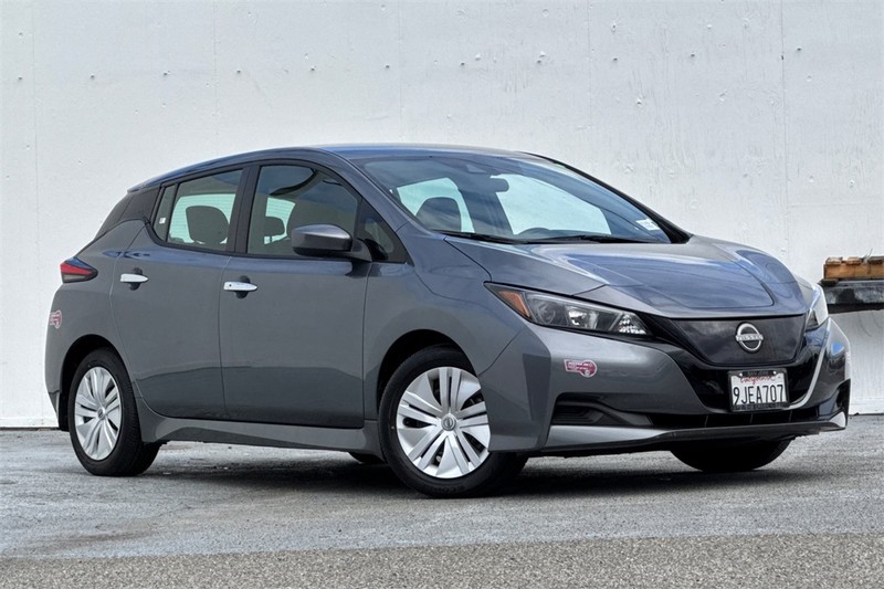 Nissan Leaf Vehicle Full-screen Gallery Image 02