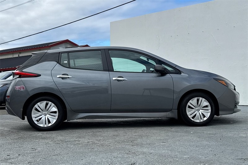 Nissan Leaf Vehicle Full-screen Gallery Image 03