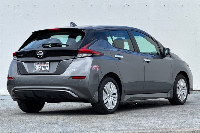 Nissan Leaf Vehicle Full-screen Gallery Image 04