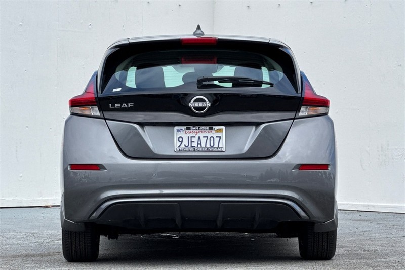 Nissan Leaf Vehicle Full-screen Gallery Image 05