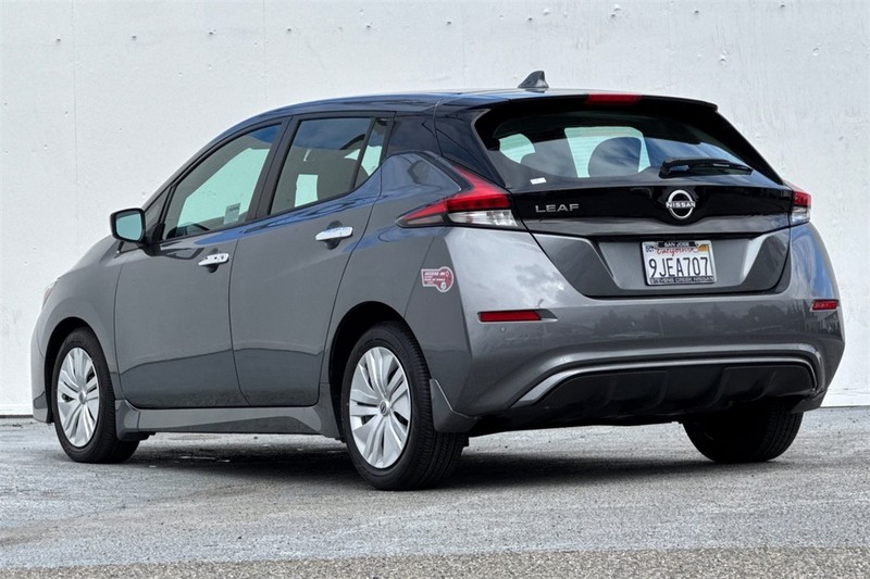 Nissan Leaf Vehicle Full-screen Gallery Image 06