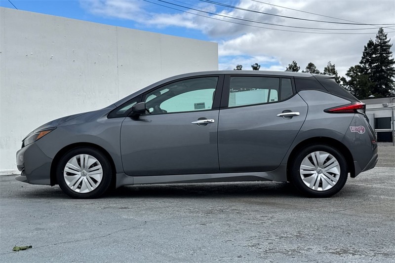 Nissan Leaf Vehicle Full-screen Gallery Image 07