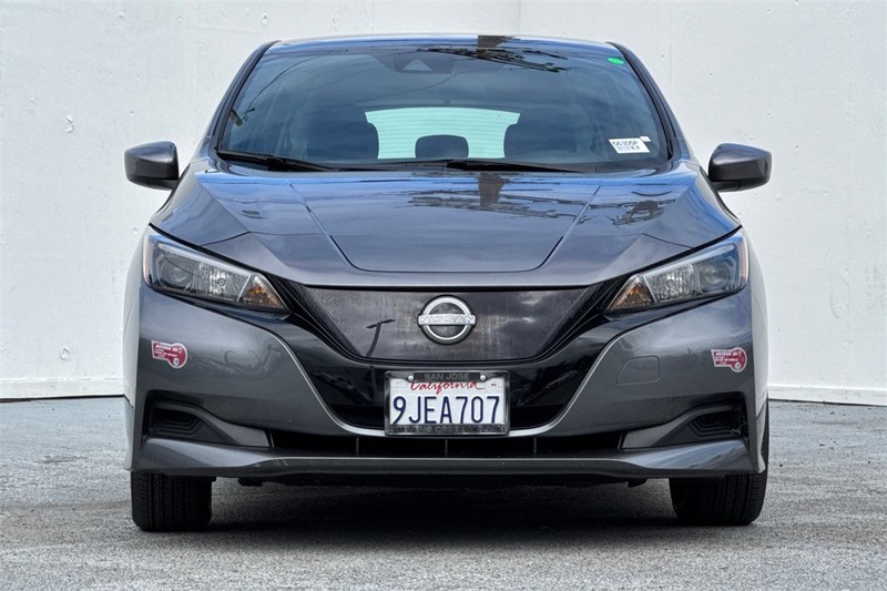 Nissan Leaf Vehicle Full-screen Gallery Image 09