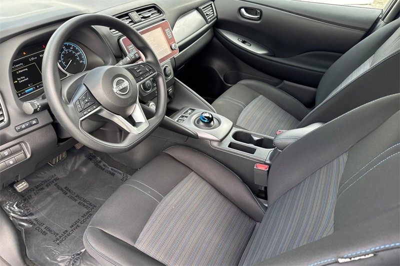 Nissan Leaf Vehicle Full-screen Gallery Image 10