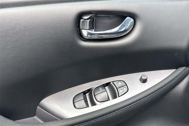 Nissan Leaf Vehicle Full-screen Gallery Image 11
