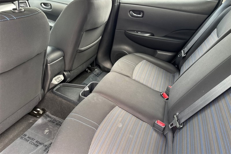 Nissan Leaf Vehicle Full-screen Gallery Image 12