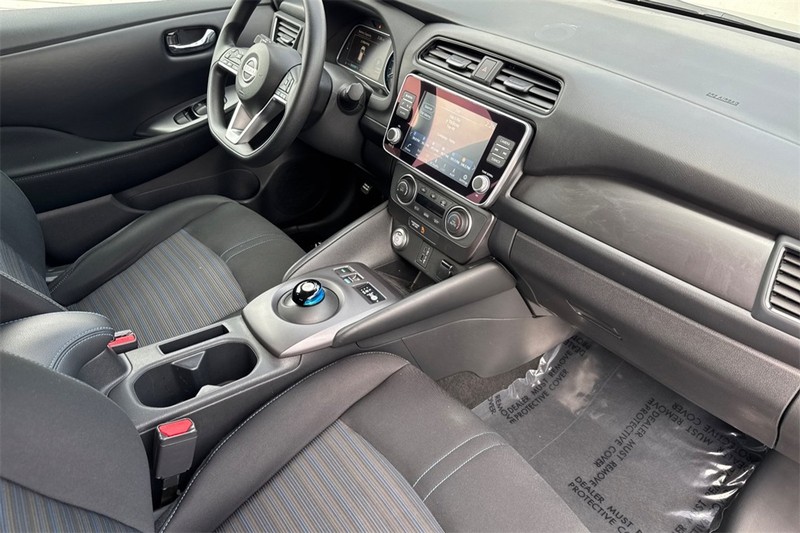 Nissan Leaf Vehicle Full-screen Gallery Image 15