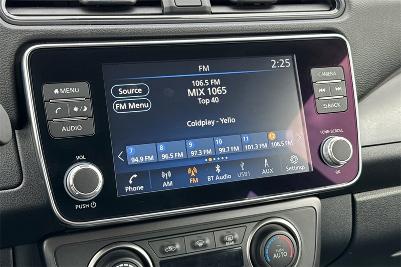 Nissan Leaf Vehicle Full-screen Gallery Image 17