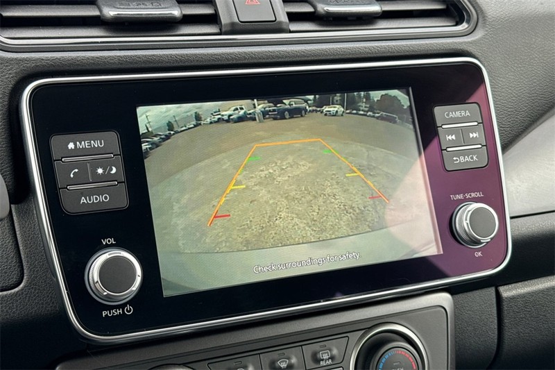 Nissan Leaf Vehicle Full-screen Gallery Image 18