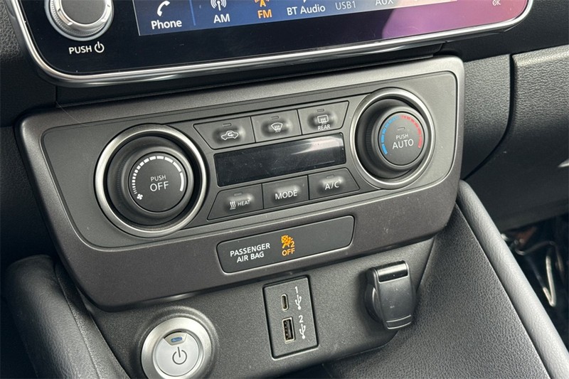 Nissan Leaf Vehicle Full-screen Gallery Image 19