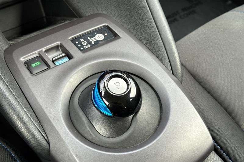 Nissan Leaf Vehicle Full-screen Gallery Image 20