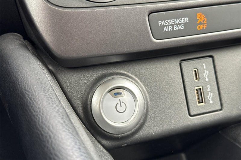 Nissan Leaf Vehicle Full-screen Gallery Image 21