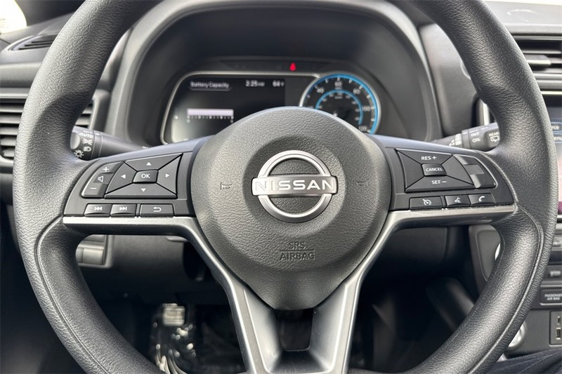 Nissan Leaf Vehicle Full-screen Gallery Image 22