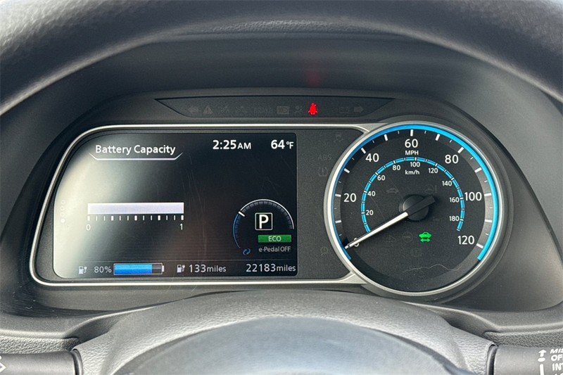 Nissan Leaf Vehicle Full-screen Gallery Image 23