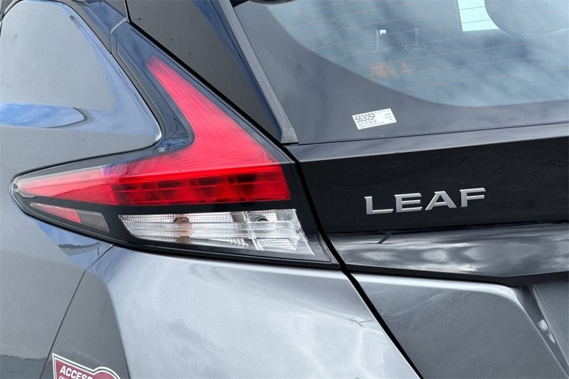 Nissan Leaf Vehicle Full-screen Gallery Image 26