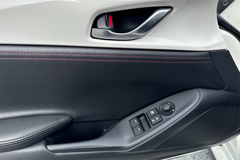 Mazda MX-5 Miata RF Vehicle Full-screen Gallery Image 11