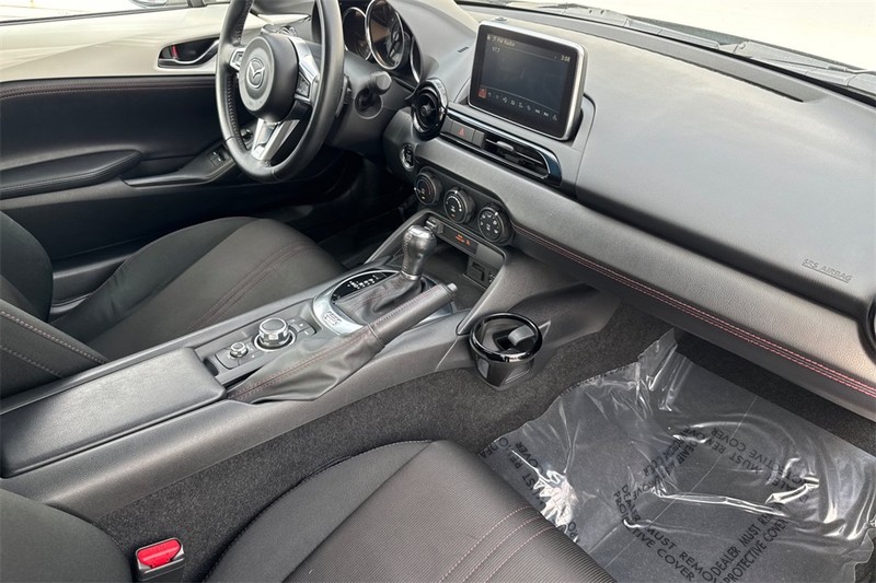 Mazda MX-5 Miata RF Vehicle Full-screen Gallery Image 13