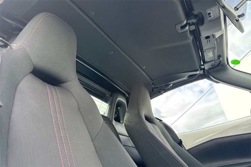Mazda MX-5 Miata RF Vehicle Full-screen Gallery Image 14