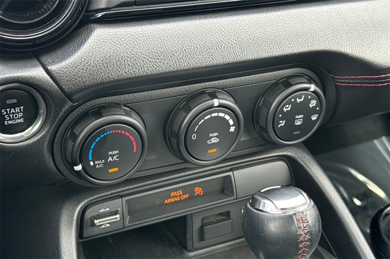 Mazda MX-5 Miata RF Vehicle Full-screen Gallery Image 17