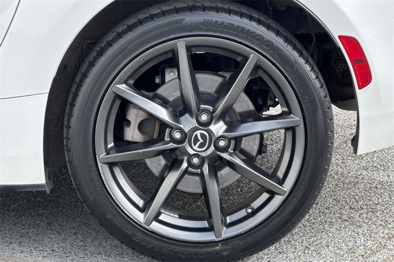 Mazda MX-5 Miata RF Vehicle Full-screen Gallery Image 23