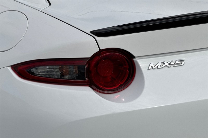 Mazda MX-5 Miata RF Vehicle Full-screen Gallery Image 24