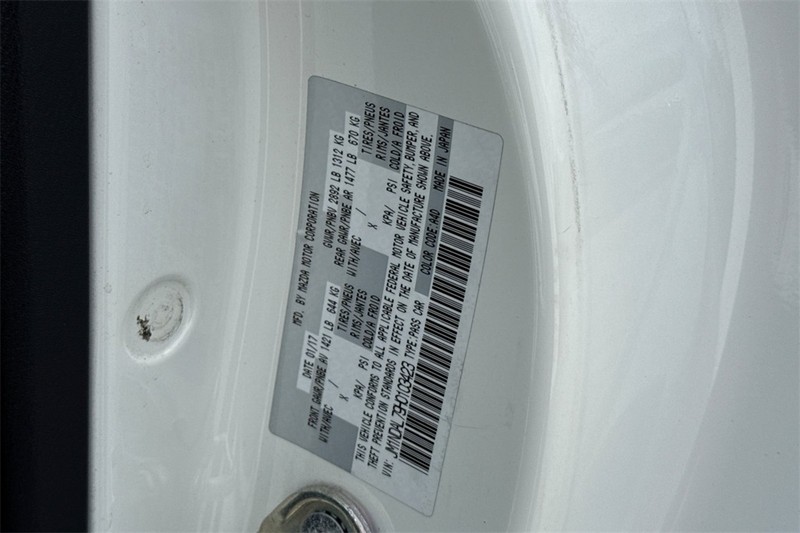 Mazda MX-5 Miata RF Vehicle Full-screen Gallery Image 25