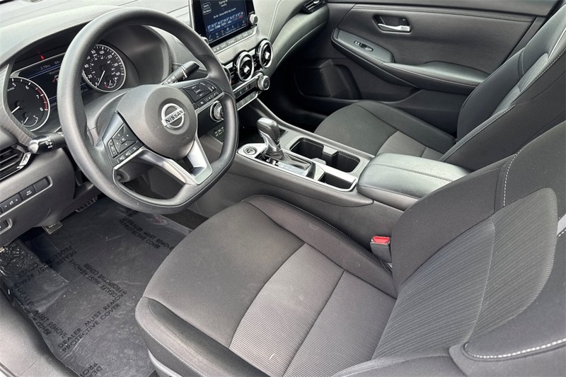 Nissan Sentra Vehicle Full-screen Gallery Image 10