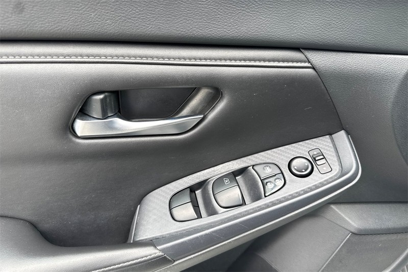 Nissan Sentra Vehicle Full-screen Gallery Image 11