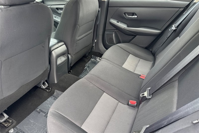 Nissan Sentra Vehicle Full-screen Gallery Image 12