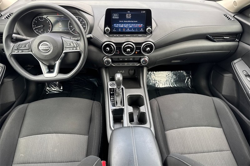 Nissan Sentra Vehicle Full-screen Gallery Image 13