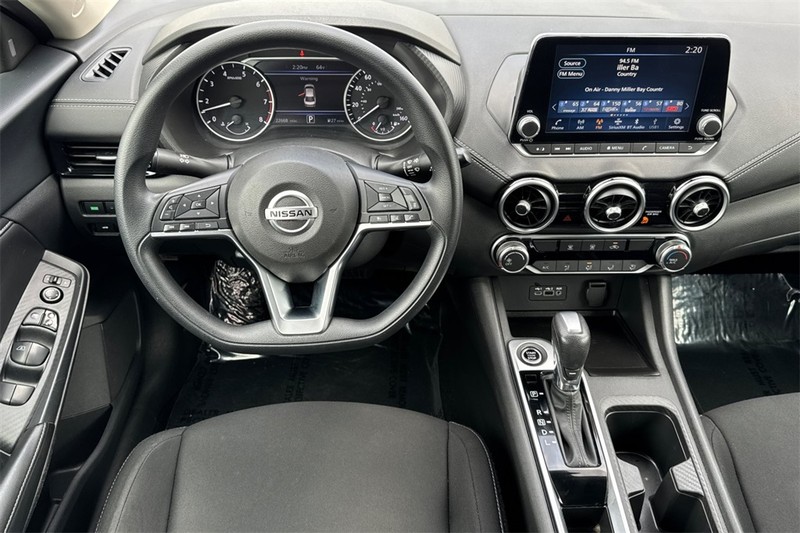 Nissan Sentra Vehicle Full-screen Gallery Image 14