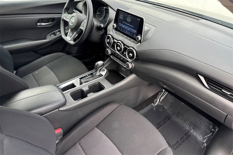 Nissan Sentra Vehicle Full-screen Gallery Image 15