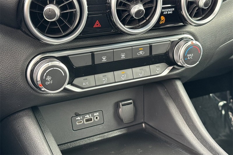 Nissan Sentra Vehicle Full-screen Gallery Image 19