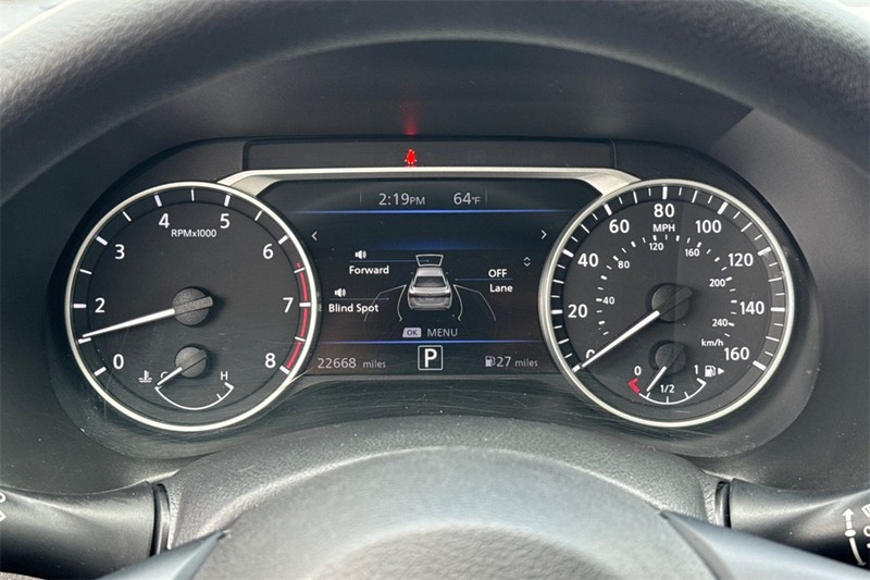 Nissan Sentra Vehicle Full-screen Gallery Image 23