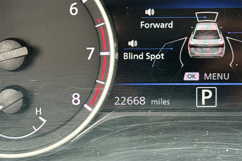 Nissan Sentra Vehicle Full-screen Gallery Image 24