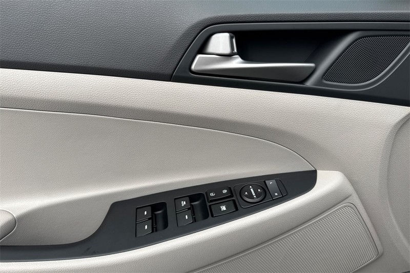 Hyundai Tucson Vehicle Full-screen Gallery Image 11