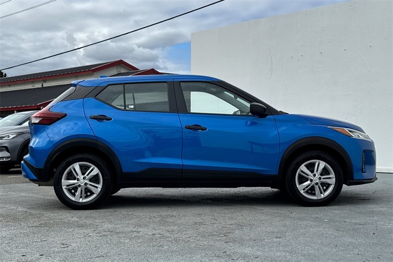 Nissan Kicks Vehicle Full-screen Gallery Image 03