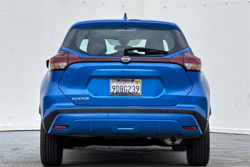 Nissan Kicks Vehicle Full-screen Gallery Image 05