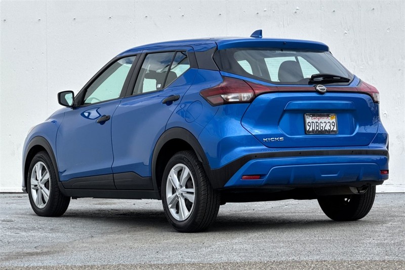 Nissan Kicks Vehicle Full-screen Gallery Image 06