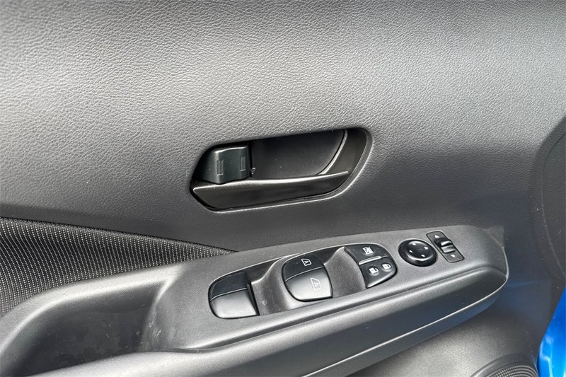 Nissan Kicks Vehicle Full-screen Gallery Image 11