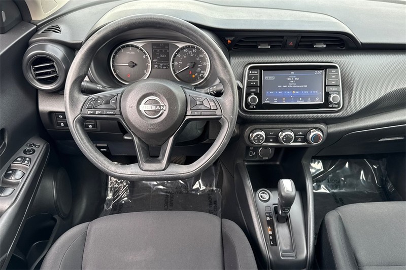 Nissan Kicks Vehicle Full-screen Gallery Image 14