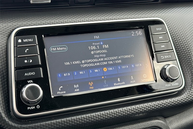 Nissan Kicks Vehicle Full-screen Gallery Image 17