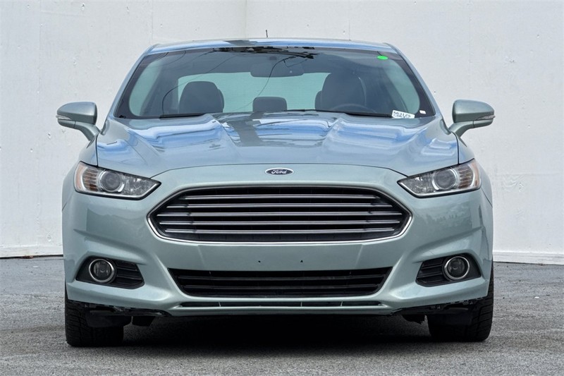 Ford Fusion Energi Vehicle Full-screen Gallery Image 09