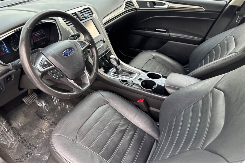 Ford Fusion Energi Vehicle Full-screen Gallery Image 10