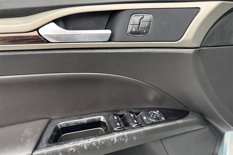 Ford Fusion Energi Vehicle Full-screen Gallery Image 11