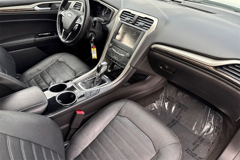 Ford Fusion Energi Vehicle Full-screen Gallery Image 15