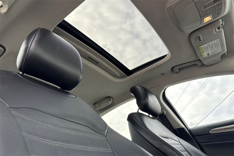 Ford Fusion Energi Vehicle Full-screen Gallery Image 16